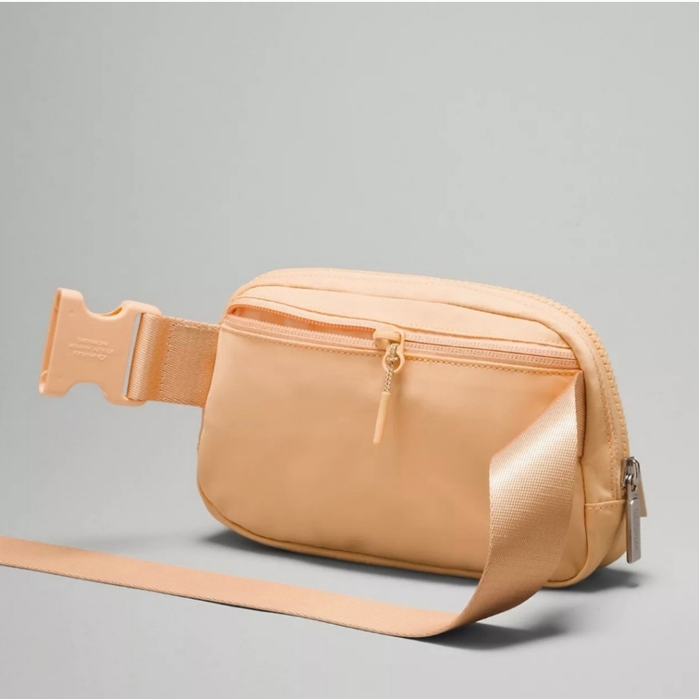Lululemon Everywhere Belt Bag 1L NWT - Picture 3 of 4